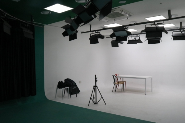 촬영 스튜디오에 조명과 촬영 장비가 갖춰져 있다.