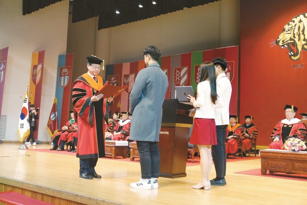 2019학년도 입학식에서 김재완(국제학부19) 씨가 안암장학생 장학증서를 받고 있다.