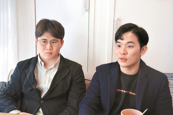 최성만 CEO(우)와 남석현 COO(좌)가 바닐라브릿지에 '주선자 소개팅'시스템에 대해 설명하고 있다.