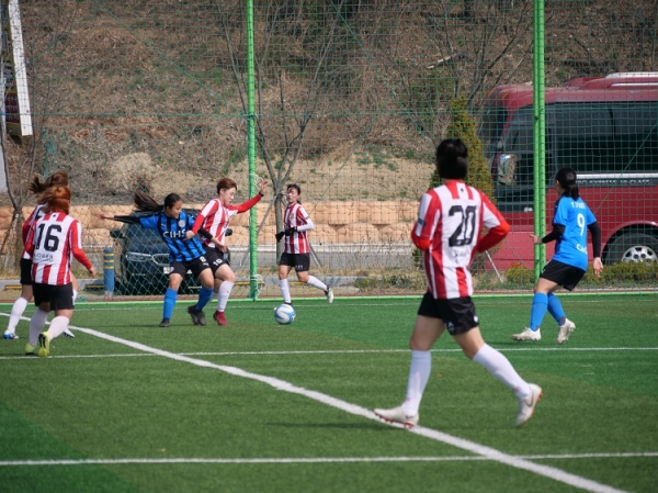 4월5일 고려대 여자축구부가 춘계여자축구연맹전을 위해 부강체육공원에서 연습경기를 하고 있다.