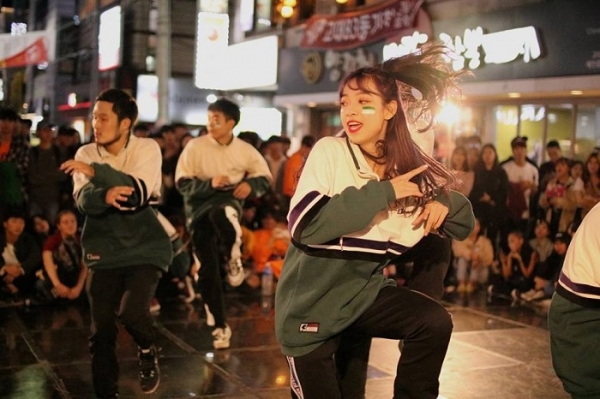 2018년 고연전 폐막제에서 연세대 중앙스트리트댄스 동아리와 댄스 배틀을 하고 있는 모습