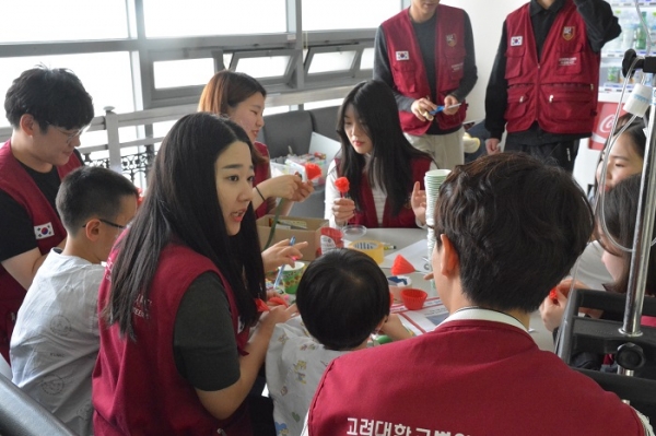 사회봉사단 단원들이 안암병원에서 환아들과 함께 어버이날 카네이션 만들기 활동을 하고 있다.