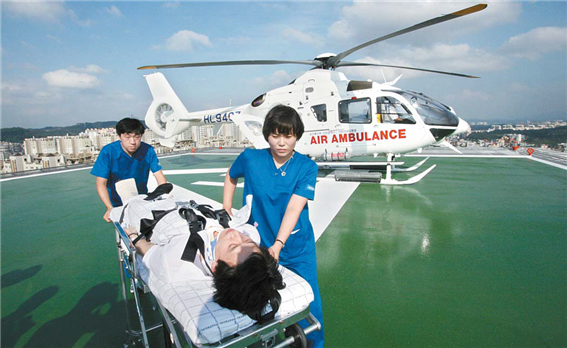 가천대 길병원 항공의료팀이 닥터헬기를 활용해 환자를 이송하고 있다.