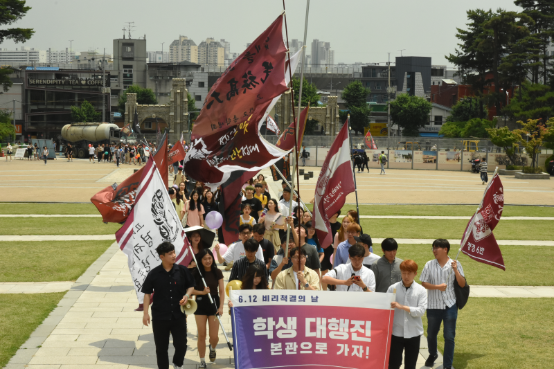 6월 12일 학생노동자 500여 명이 회계비리 척결을 촉구하며 본관까지 행진을 벌였다
