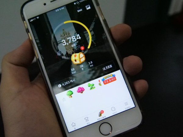 리워드 앱 '캐시워크'는 걸음 수 만큼 보물상자 점수를 획득하고, 이를 클릭하면 포인트가 쌓인다.