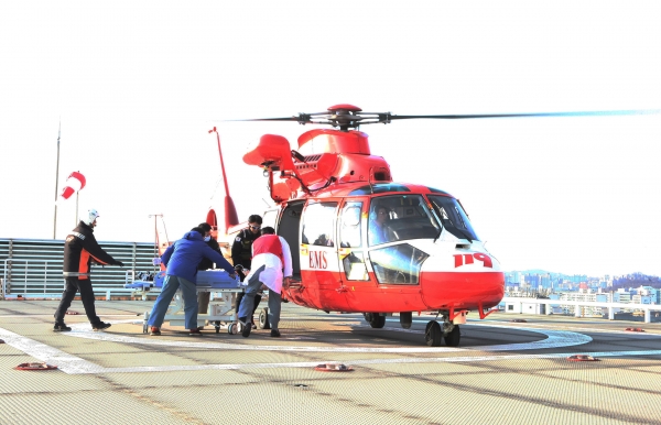 응급환자를 이송하기 위해 헬기를 타러 가는 구로병원 의료진의 모습이다.