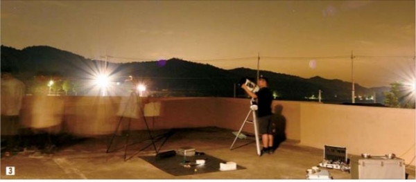 어스름 질 무렵 KUAAA 부원이 천체관측을 위해 망원경을 조절하고 있다.