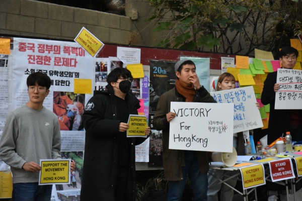 승리하라 홍콩 정경대 후문에서 학생들이 'VICTORY For HongKong'을 외치고 있다.