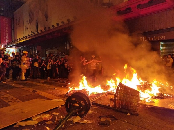 10일 밤, 몽콕 도로 곳곳이 시위대가 쌓아 올린 불길에 막혔다.