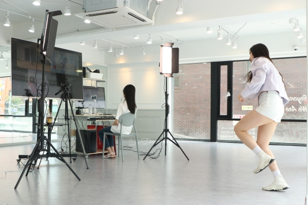 팬시스튜디오의 'xxinee' 댄서가 실시간으로 kpop 댄스를 가르치고 있다
