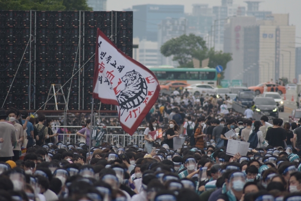 마스크는 굳게, 깃발은 높게 14일, 본교 의과대 학생들이 여의도공원에서 열린 젊은의사단체행동에서 깃발을 흔들고 있다.