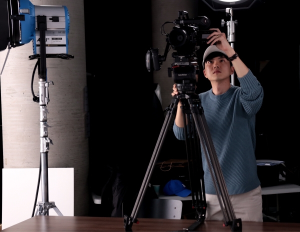 영상편집 프리랜서로 활동 중인 김만중 씨가 촬영장비를 정리하고 있다.