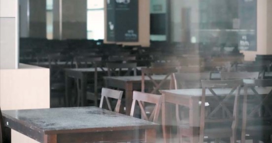 운영이 중지된 미래관 학생식당 테이블 위에 먼지가 쌓여있다.