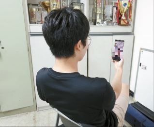 홍성현(공과대 신소재13) 씨가 영상통화로 안부를 전하고 있다.- 해당 사진은 연출된 사진입니다.