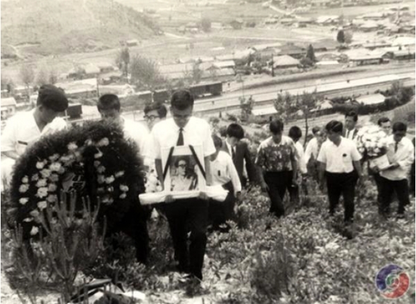 1968년 5월 18일 마석 산소 운구 당시 학생이었던 최동호 명예교수가 지훈의 영정사진을 들고있다.
