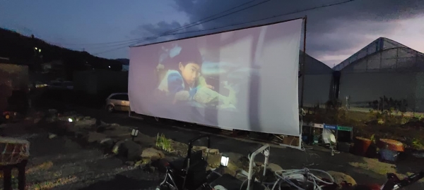 마을 극장 DMZ 앞 영화 트럭에 스크린을 펼친 모습이다.