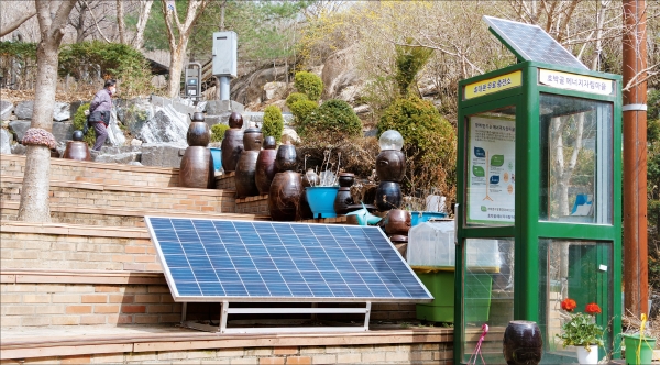 홍은한마당에는 태양광 핸드폰 무료충전소가 있다.