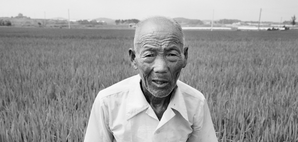 1995년 전시 <농민>의 한 작품으로 동학농민군의 후예인 전라북도 정읍시 이평면의 한 농민의 모습을 담았다.<br>