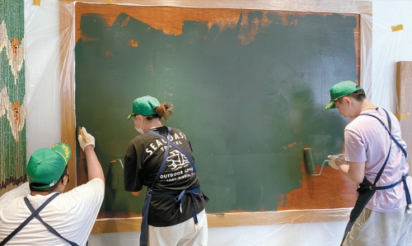 화성양조장의 도전자들이 녹색 페인트로 메뉴판이 될 벽면을 칠하고 있다.