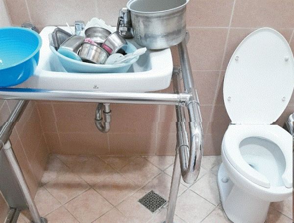 국제관 휴게공간에 싱크대가 없어 노동자들은 장애인 화장실에서 설거지한 다.