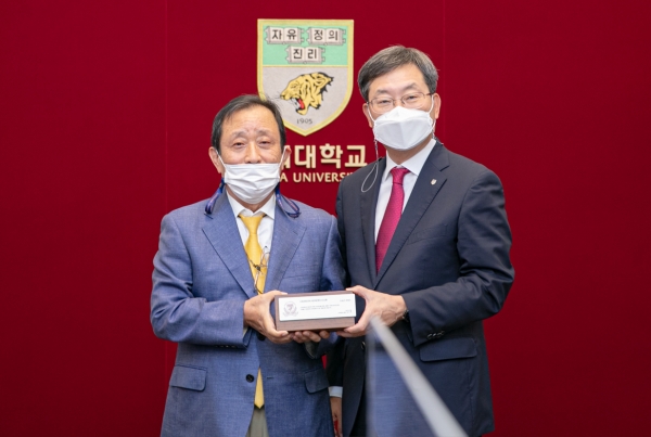 29일 본관에서 열린 전달식에서 김봉주 회장이 크림슨 아너스 클럽패를 전달받고 있다.
