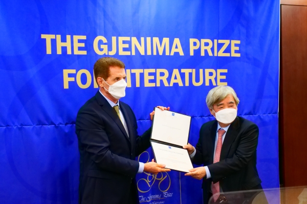 잭 마리나이 의장(왼쪽)이 최동호 명예교수(오른쪽)에게 제18회 제니마 문학상(The Gjenima Prize for Literature)을 시상하고 있다.