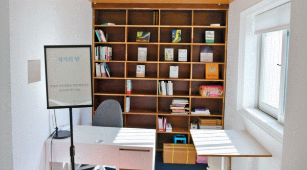 갈다 2층에는 작가들이 자유롭게 이용할 수 있는 특별한 공간인 '작가의 방'이 있다.