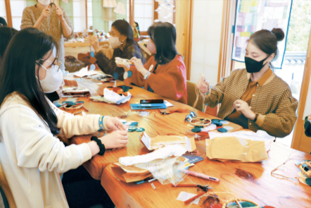 '문화예술투어' 참가자들이 선생님의 설명에 따라 자개 모빌을 만들고 있다.