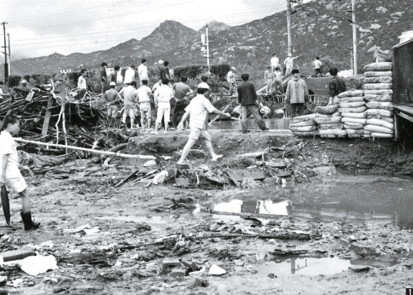 1977년 안양천 대홍수로 수해를 입은 현장을 복구하고 있다.