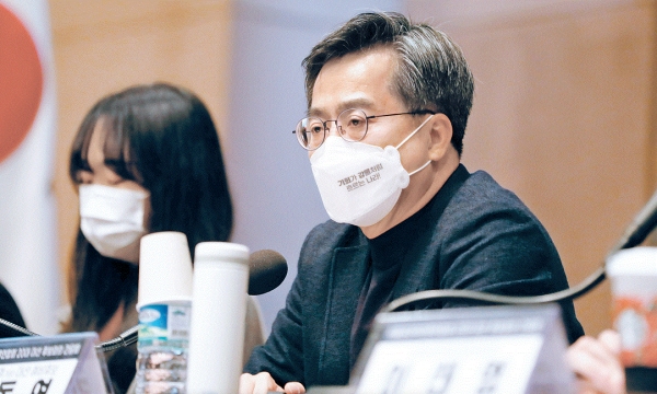 김동연 새로운물결(가칭) 대선 예비후보는 경제·정치·교육·국제 분야의 공약에 대한 생각을 밝혔다.