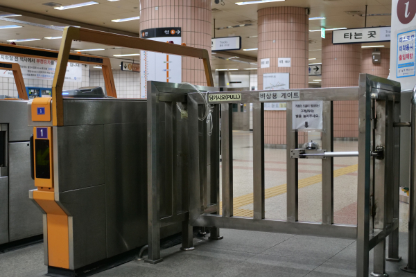 # 안암역 지하철 안암역에는 교통약자용 자동개패형 개찰구가 설치돼 있지 않아, 휠체어 이용 승객은 비상용 게이트에서 벨을 눌러 역무원을 호출해야 한다.