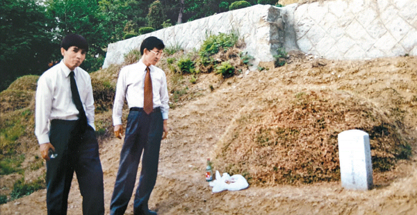 1994년, 심상영 교우(좌)와 설동훈 교우(우)가 故 주재성 교우의 묘소를 바라보고 있다.