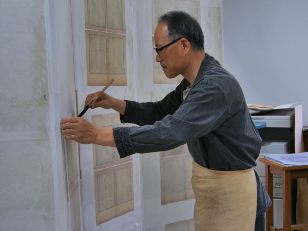 학술정보서비스부 고서 보존처리 전문가 박상호 씨의 배접 작업이 한창이다.