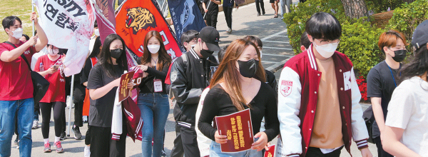 중앙광장에서 4·18 구국대장정 행렬이 이어지고 있다.