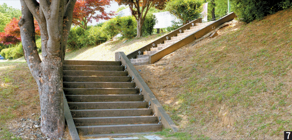 세종캠 잔디광장에서 주차장으로 올라가는 길에는 계단에 난간이 없다. 계단에 손잡이가 없으면 오르내리는 게 위험하기 때문에 장애 학생들은 이런 계단을 피해 돌아서 가야 한다.