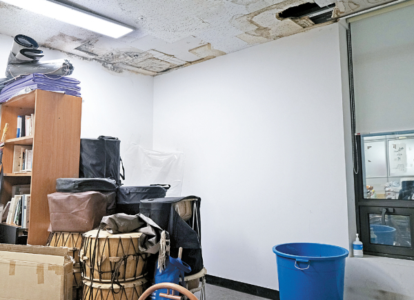 국제관에 위치한 문과대학 소속 모 학과 과방 천장은 1년째 수리되지 않고 있다.