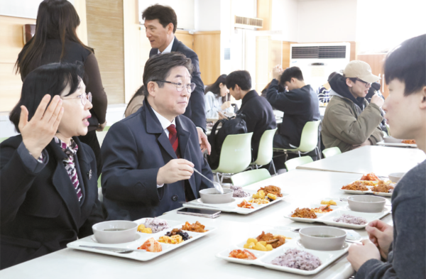 김동원 신임총장은 지난 2일 입학식 후 학생회관 1층 학생식당에 방문했다.