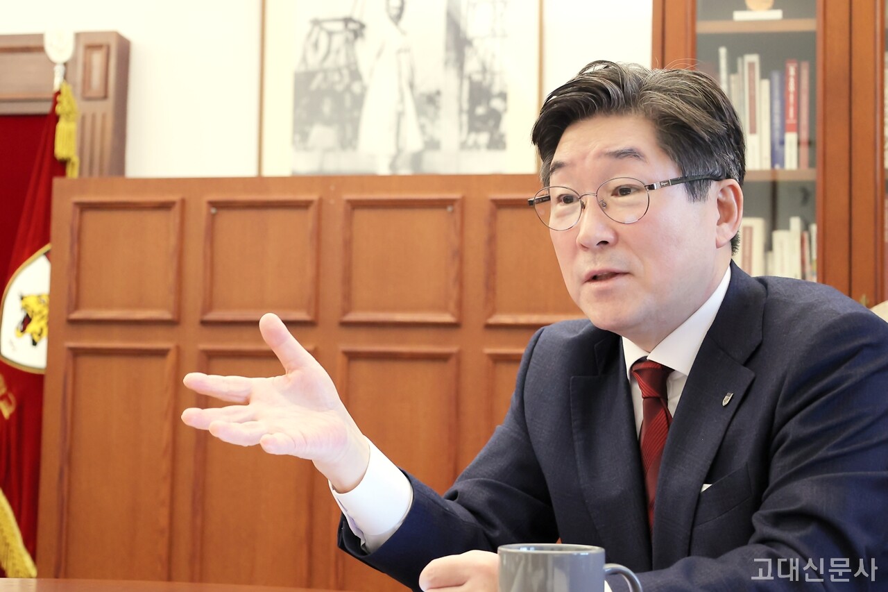 제21대 고려대학교 총장으로 김동원 신임총장이 취임했다. 그는 “국내와 해외를 아우르는 리더십을 회복해 ‘강한 고대’를 이끌겠다”고 말했다.