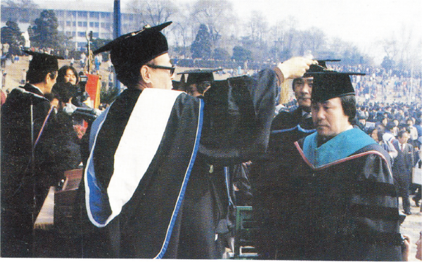 1985년 2월 졸업식. 김준엽 총장은 이후 총장직을 사퇴한다. 제자들은 이날을 ‘눈물의 졸업식’으로 기억한다.