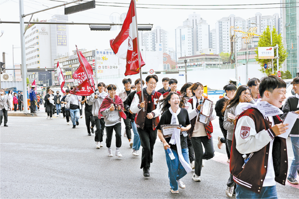 깃발을 든 학생들이 경찰의 통제하에 종암사거리를 건너고 있다.
