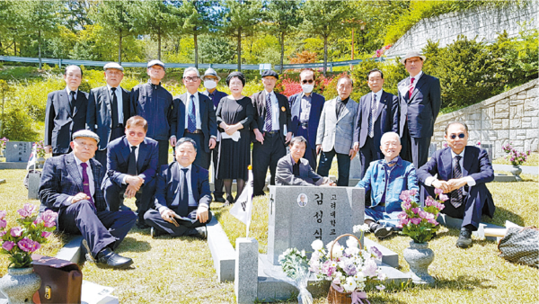 지난달 19일 사학과 출신 제자들이 국립4.19민주묘지에 위치한 故 김성식 명예교수의 묘를 방문했다.