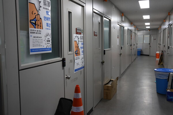 홍보관 철거 이후 문과대는 국제관 1층을 임시 과방으로 사용하고 있다.