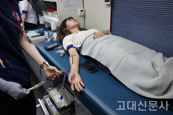 고려대의 한 학생이 지난 6일 헌혈버스에서 헌혈하고 있다.