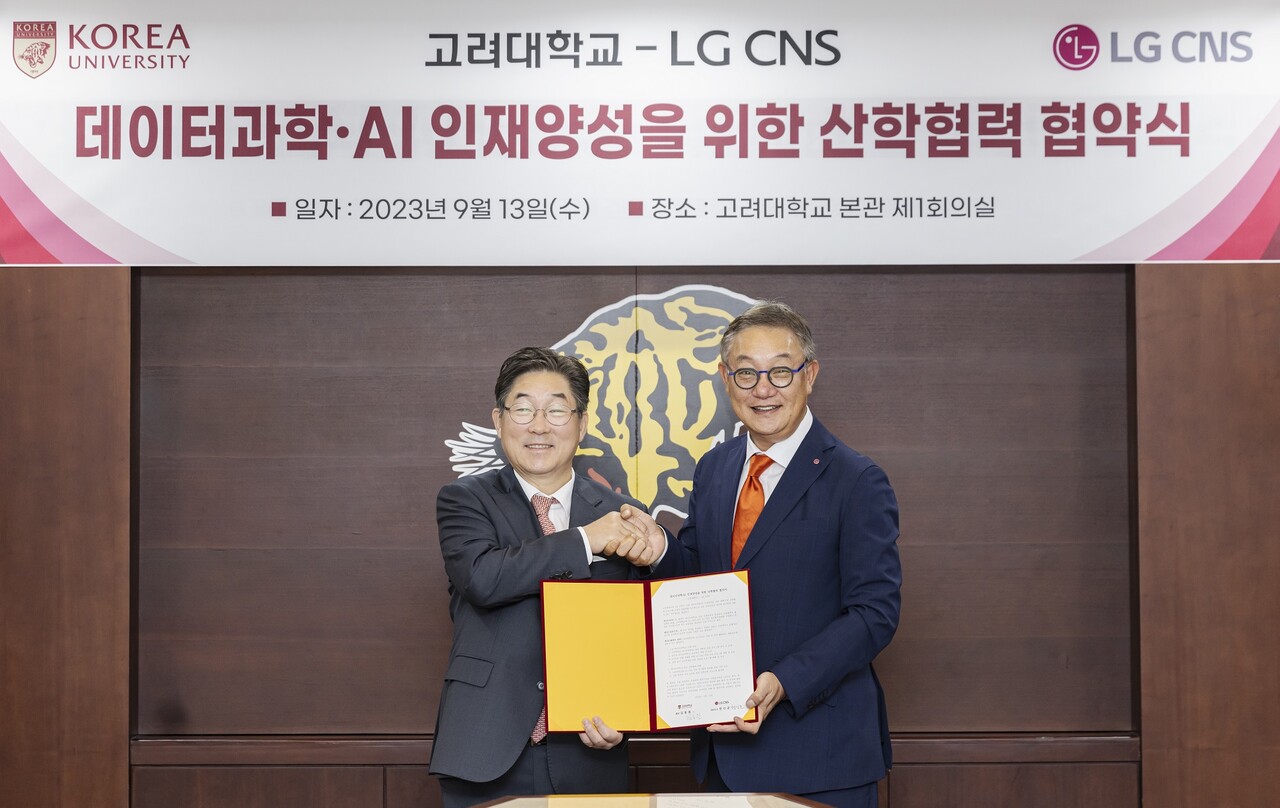 지난 13일 진행된 협약식에 김동원 총장(왼쪽)과 현신균 LG CNS 대표(오른쪽)가 참석했다. 
