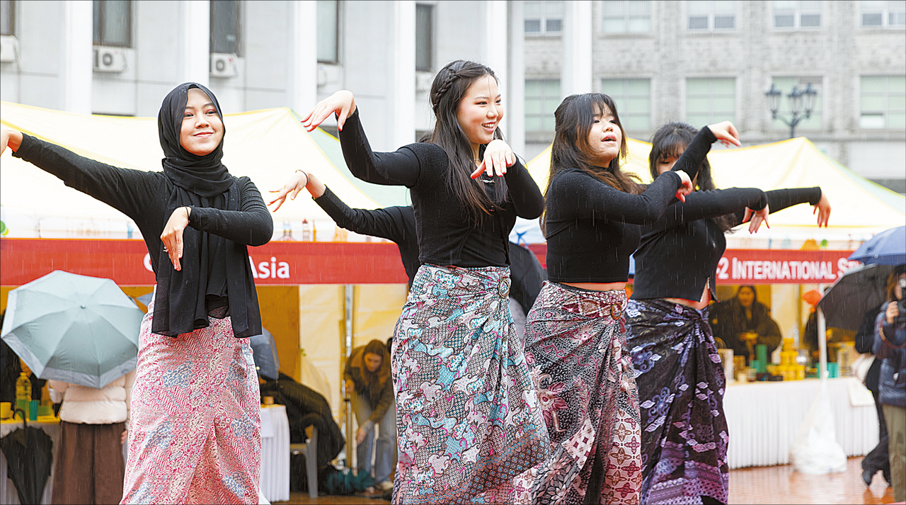 나타니아 앙그라이니(Nathania Anggraini, 비나 누산타라대 4학년)와 친구들이 16일 열린 탤런트 쇼에서 인도네시아 전통춤을 공연하고 있다.