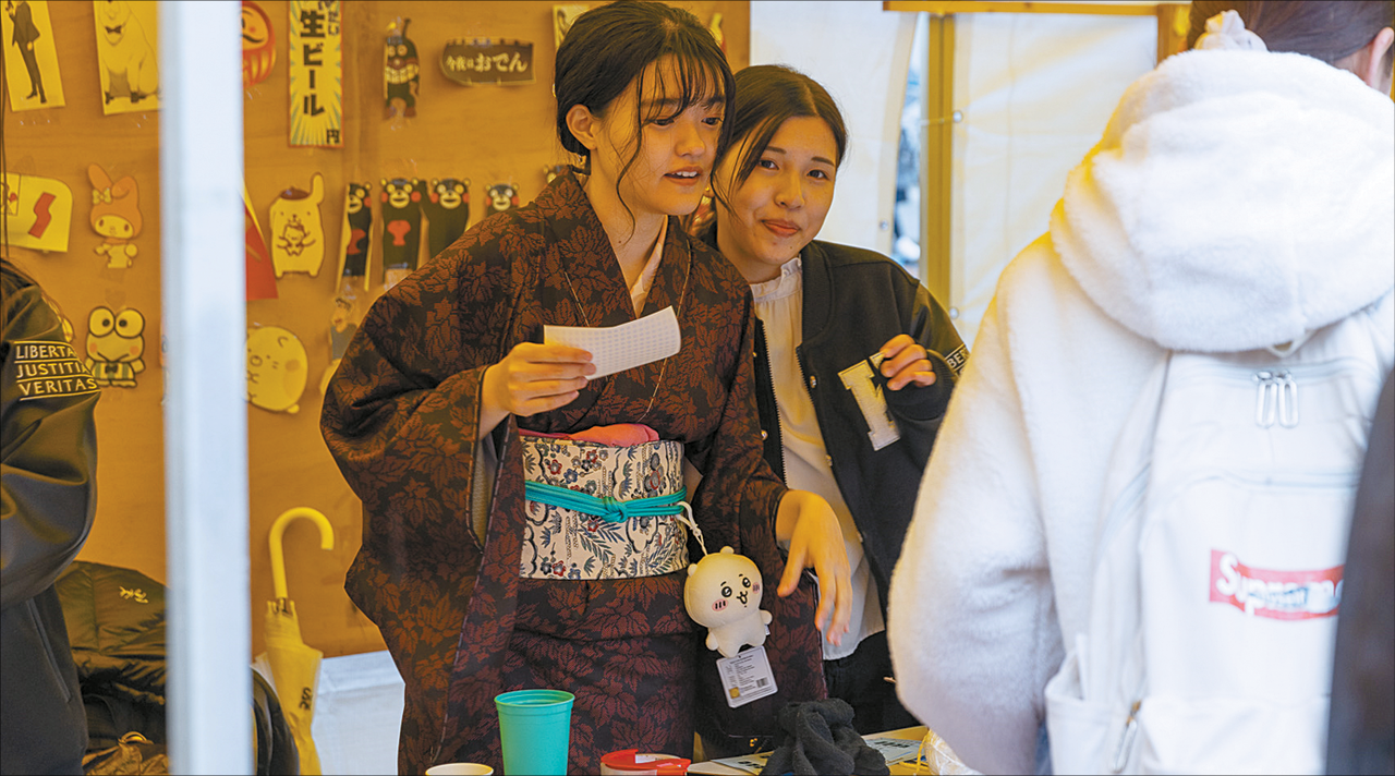 일본 부스에서 전통 놀이에 성공한 학생들은 일본 유명 간식을 받았다.