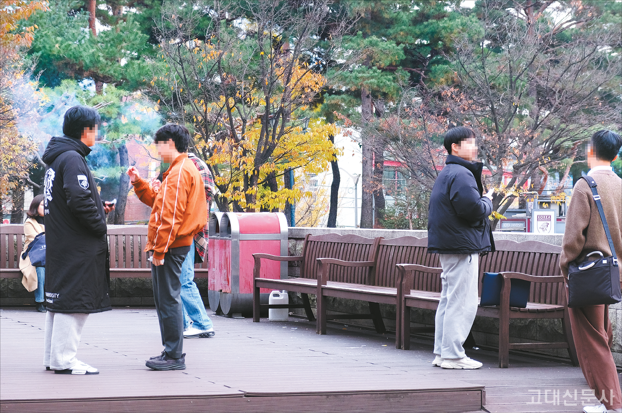 서울총학이 암묵적 흡연구역을 폐쇄한 후, 백주년기념관 앞에서 담배를 피우는 학생이 늘어났다.
