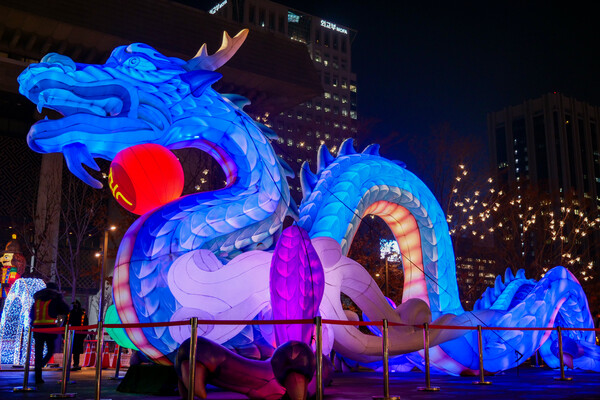 신년을 맞아 광화문광장에서 ‘서울 빛초롱축제’가 열렸다. 광장 중심에 있는 청룡 조형물이 환히 빛난다.