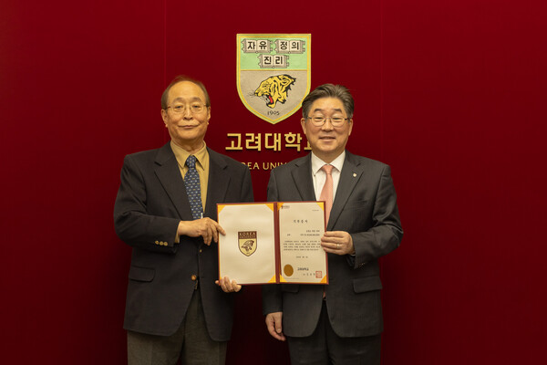 지난 5일 열린 기부식에서 김경은(식품공학과 69학번) 회장이 식품공학과에 2억원을 전달했다.