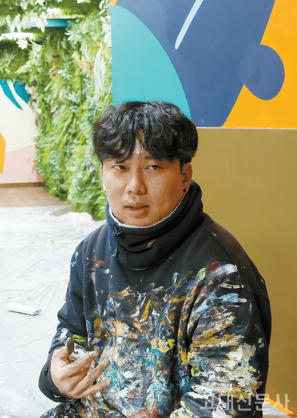 박주성 데이그래피 팀장은 을지로 인근 카페에서 벽화를 그린다.